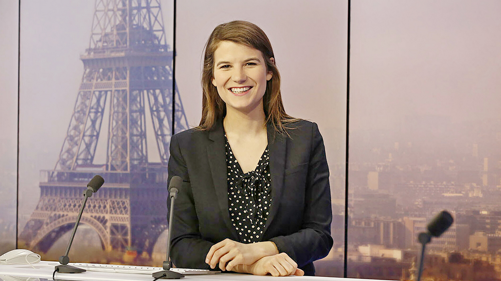 France 24 francais. Ведущая France 24. Французский Телеканал France 24. Французская журналистка в телепередаче. Ведущие на ТВ Франции.