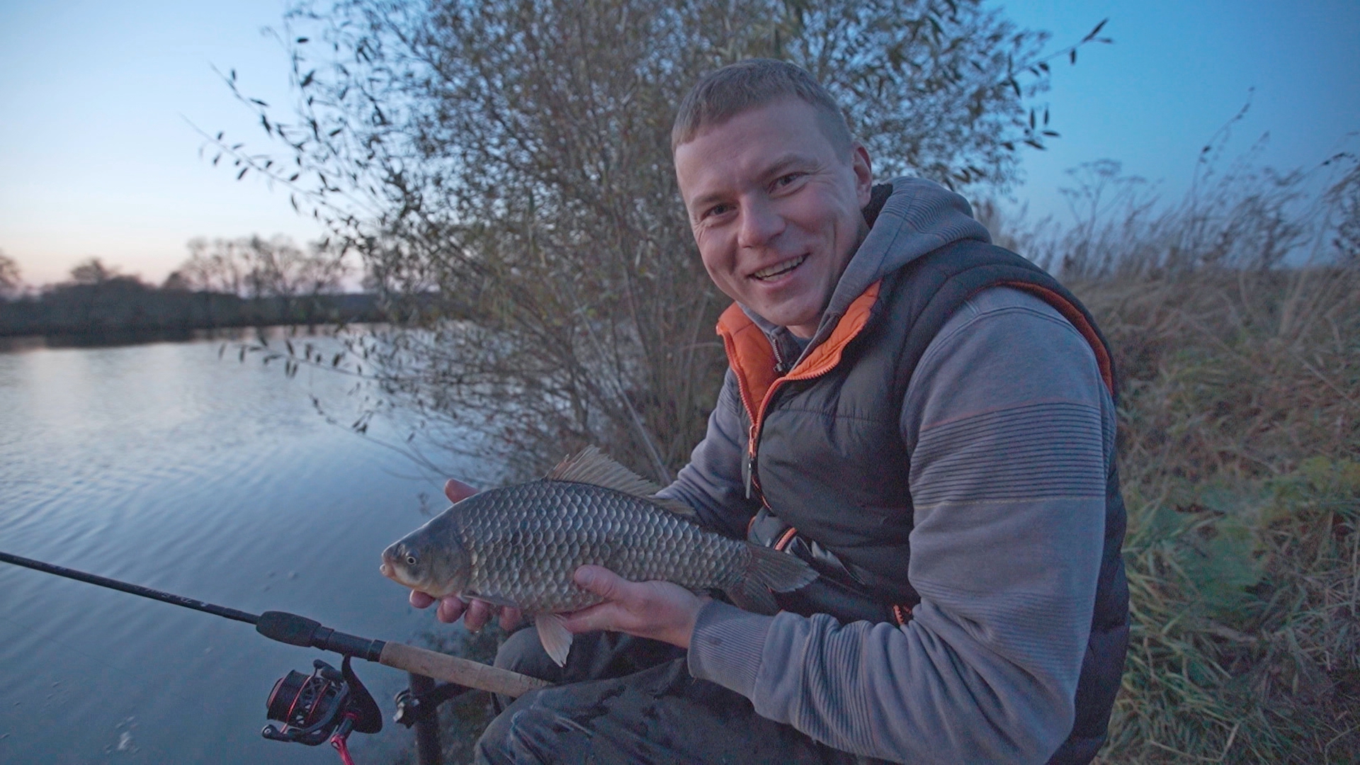 хариус в ручьях. рыбалка передача дикий. хариус тайга. сибирский хариус в тайге. рыбаки сша.